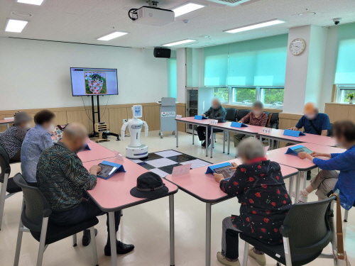 인천 동구, 치매안심센터 AI 로봇 활용 '기억청춘교실' 운영