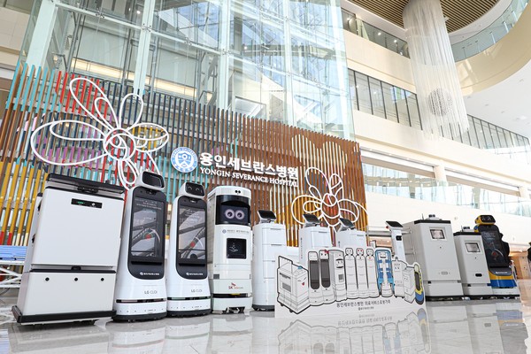 용인세브란스병원에 구축된 의료서비스로봇이 1층 로비에 전시되어 있다.