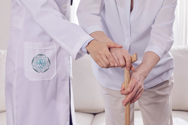 파킨슨병은 초기 정확한 진단, 적절한 치료 받으면 일상 생활 영위도 가능하다.