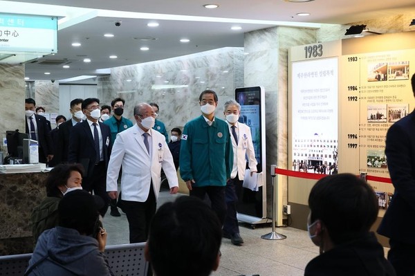 [포토] 한 총리, 의사 집단행동에 따른 비상 진료체계 점검차 제주한라병원 방문
