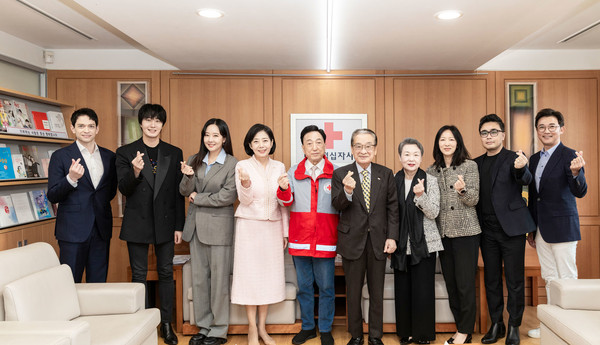 25년간 활동한 이순재 대한적십자사 친선대사에 공로패 전달