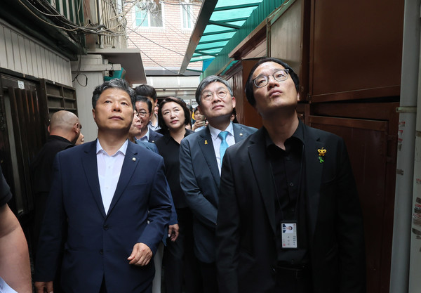 보건복지부, 폭염 속 쪽방 주민 건강 점검 / 사진 = 연합뉴스 제공