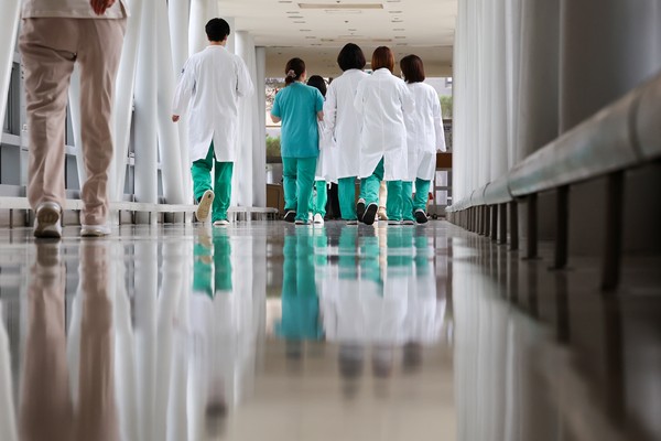 전공의 수련 기회 확대...ㅅ 다기관 협력 체계 및 의대 6년제 연계 강화 논의 / 사진 = 연합뉴스