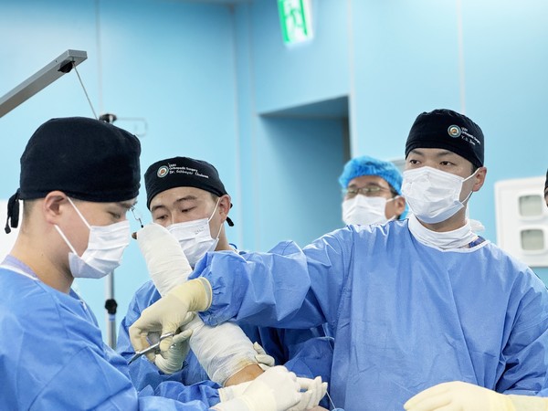 [울산대병원] 전영대 교수팀, 몽골 현지서 관절경 라이브 서저리 개최