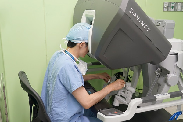 [양산부산대병원] 외과 정재훈 교수, 로봇 위암 수술 개인 100례 달성