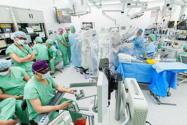 서울대병원, 국내 최초 휴고 로봇 수술 시스템 도입