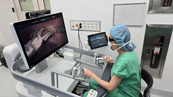 서울대병원 이마리아 교수(산부인과)가 휴고 로봇 수술 시스템을 조정하며 난소암 수술을 진행하는 모습