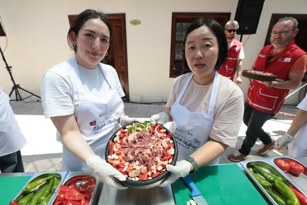 ▴한-튀르키예 우정의 부엌에서 참가자들이 지진 피해를 입은 이재민과 한국전 참전 용사를 위해  음식을 준비하고 있다